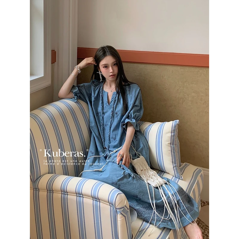 KUBERAS 长款宽松高级感刺绣印花V领短袖连衣裙复古休闲牛仔长裙