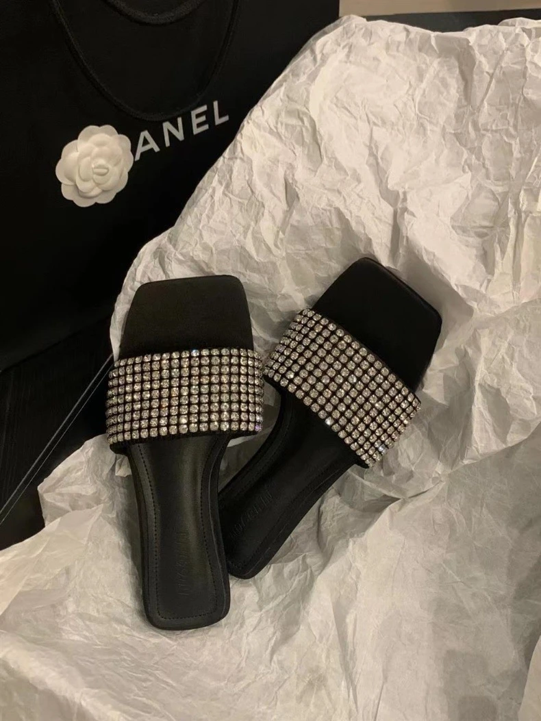 2025带钻拖鞋璀璨水钻方头露趾平底一字拖鞋女外穿时尚百搭仙