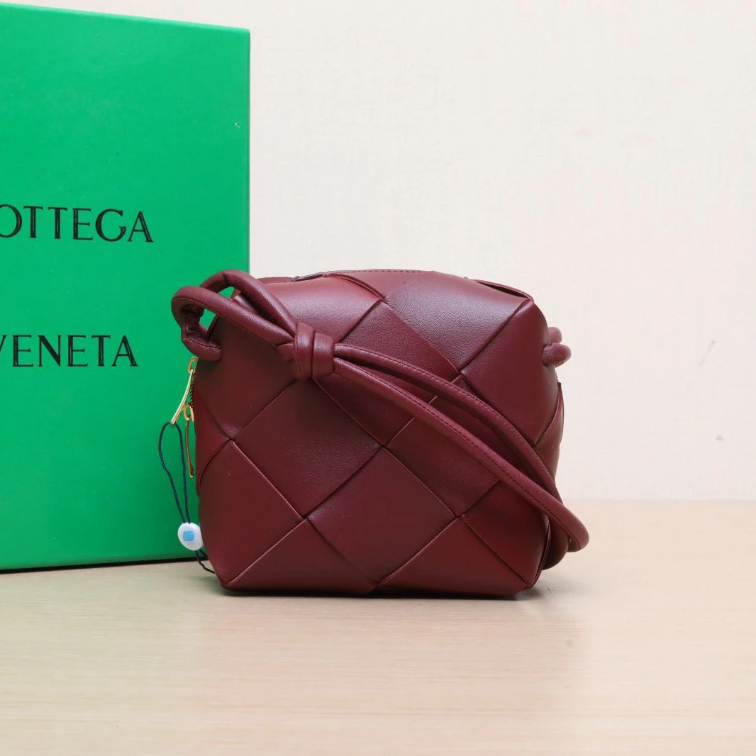 99新 BOTTEGA VENETA/葆蝶家 双双 酒红色 皮革S编织相机包