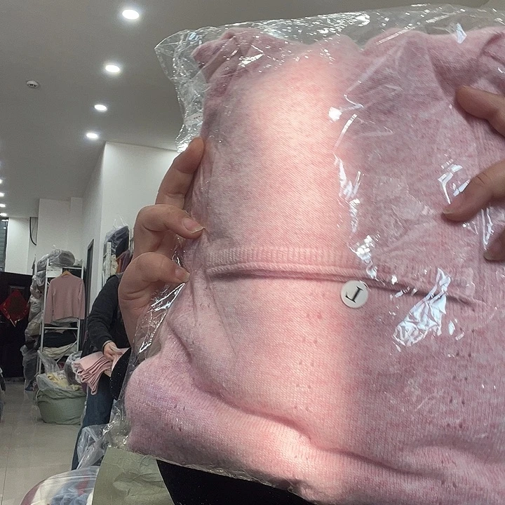 804粉色羊绒自由领159