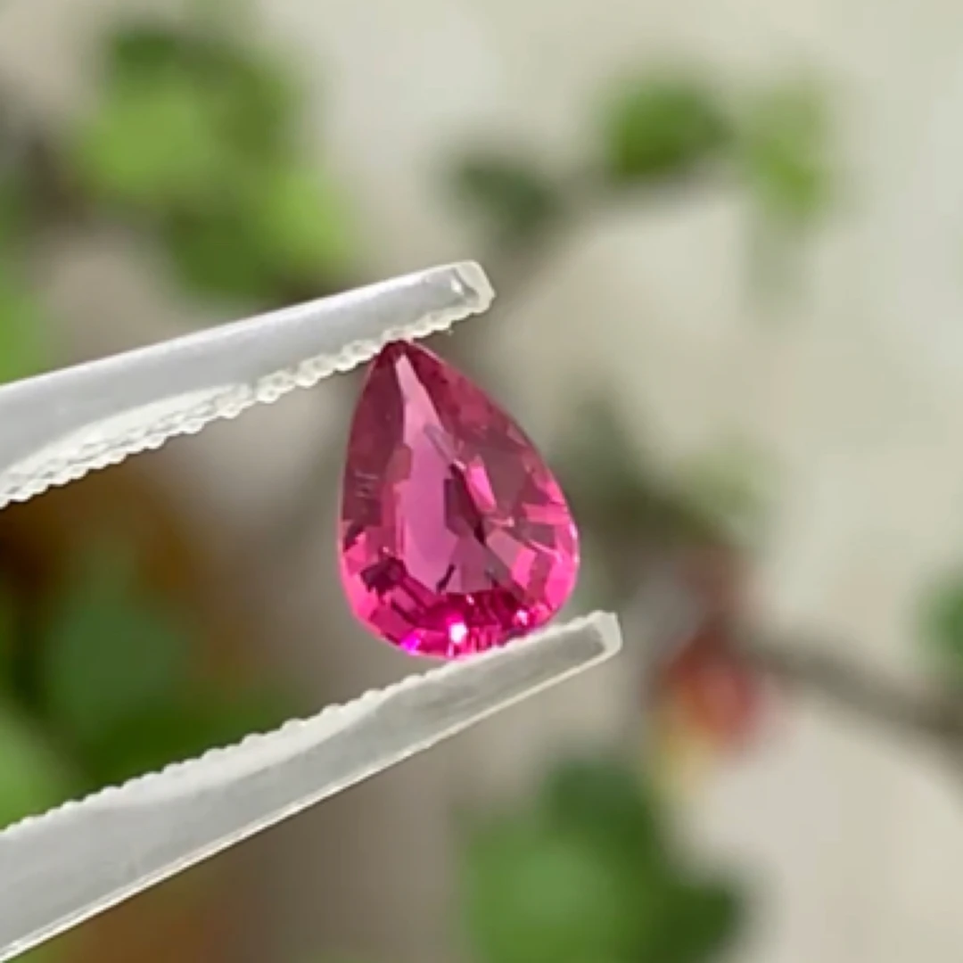 卢比莱粉红碧玺0.49克拉颜色鲜艳荧光感满满晶体通透火彩满荧光