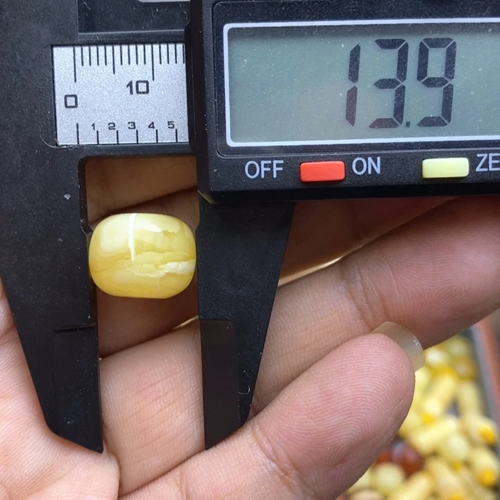 琥珀裸石未镶嵌29号13.9*10.9微瑕孔1.8