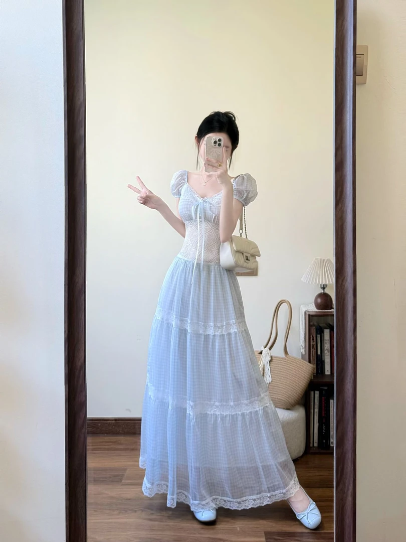法式复古蓝色格子蕾丝拼接泡泡袖连衣裙五一出游掐腰度假大摆长裙