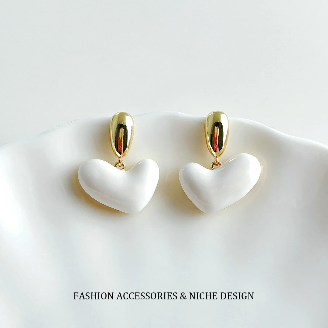 铜合金陶瓷耳饰 白色滴釉爱心吊坠耳环高级感小众独特气质时尚
