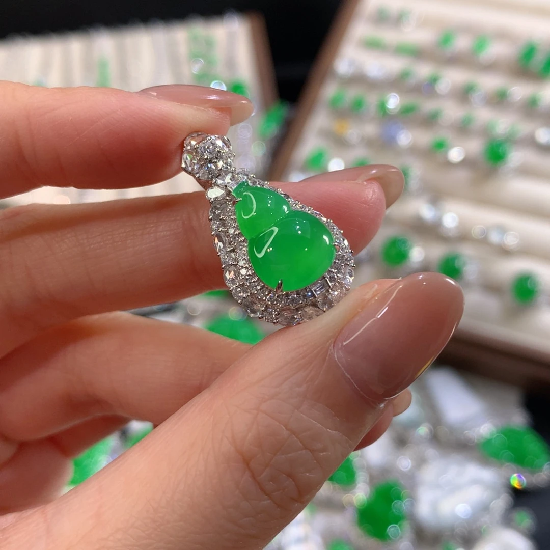 翡翠18K金镶嵌颈饰葫芦