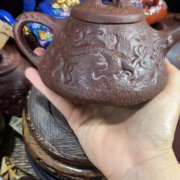 茶壶紫砂原矿泥料手工制作的一把紫砂壶。