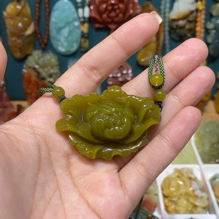 蛇纹石玉未镶嵌颈饰