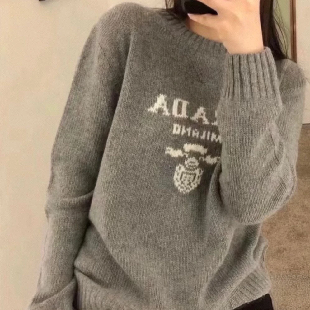 99新 Prada/普拉达 玄色 灰色胸前logo毛衣 40码