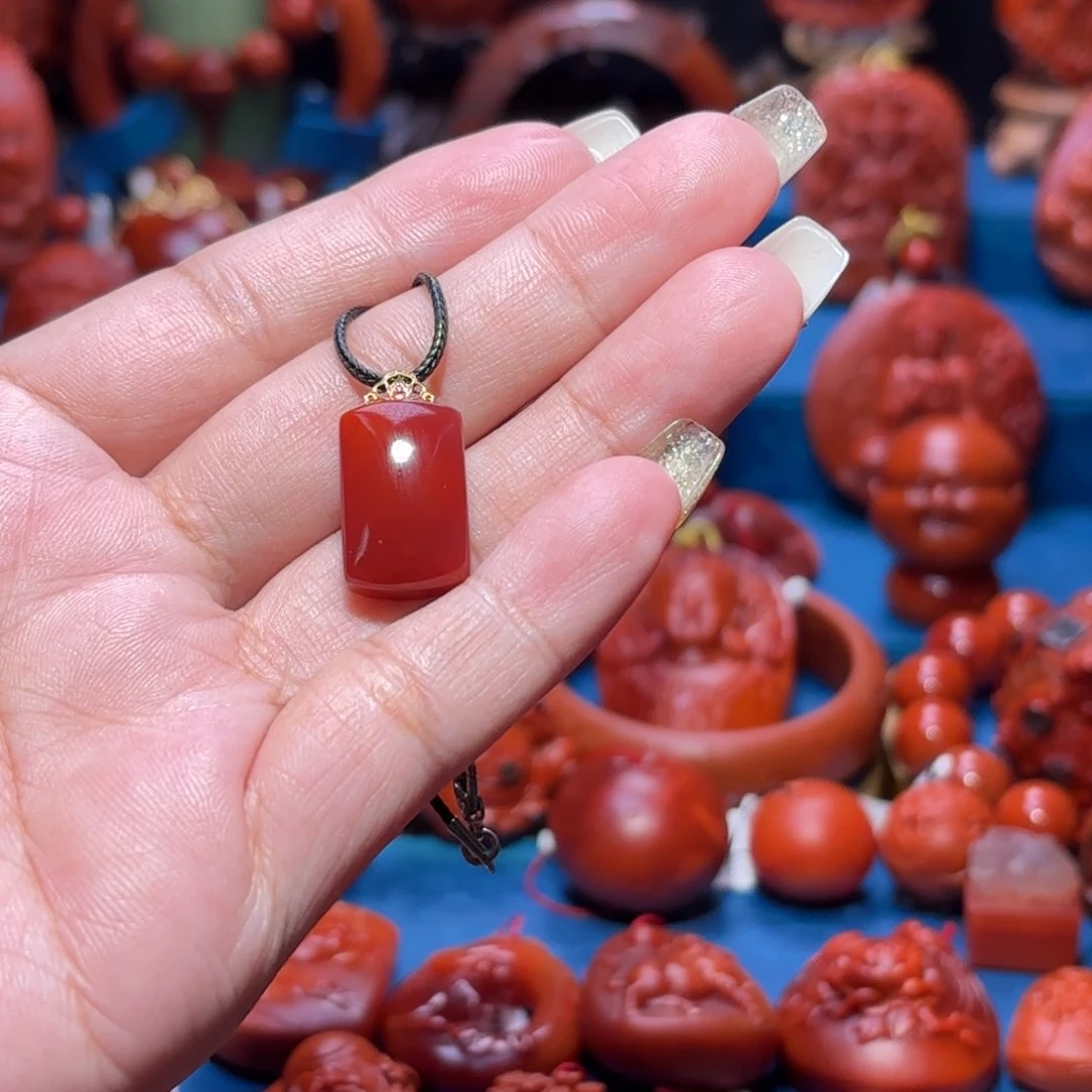 18K金镶嵌雕刻南红玛瑙