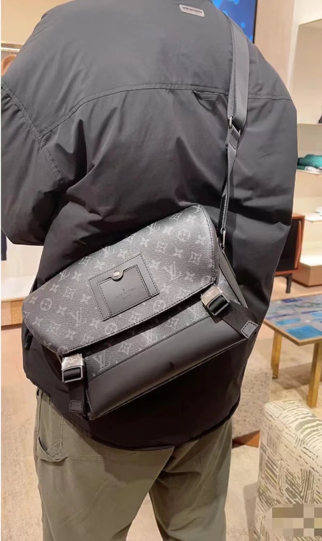 99新 LouisVuitton/路易威登 黑武士邮差包FH01749
