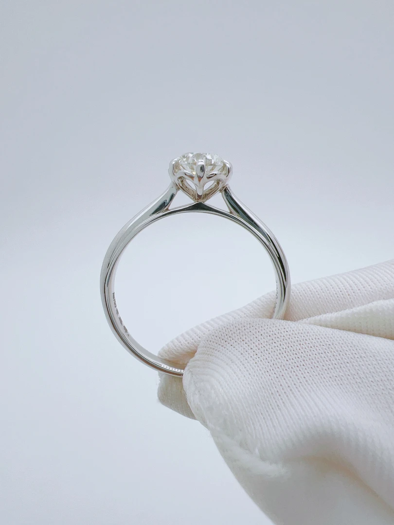 18k金花苞六爪钻戒，主石50分，颜色IJ，净度SI.