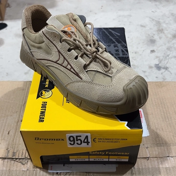 954号。42码防砸防刺。鞋底磨损介意勿拍