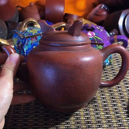 紫砂茶壶原矿泥料手工制作的紫砂壶。