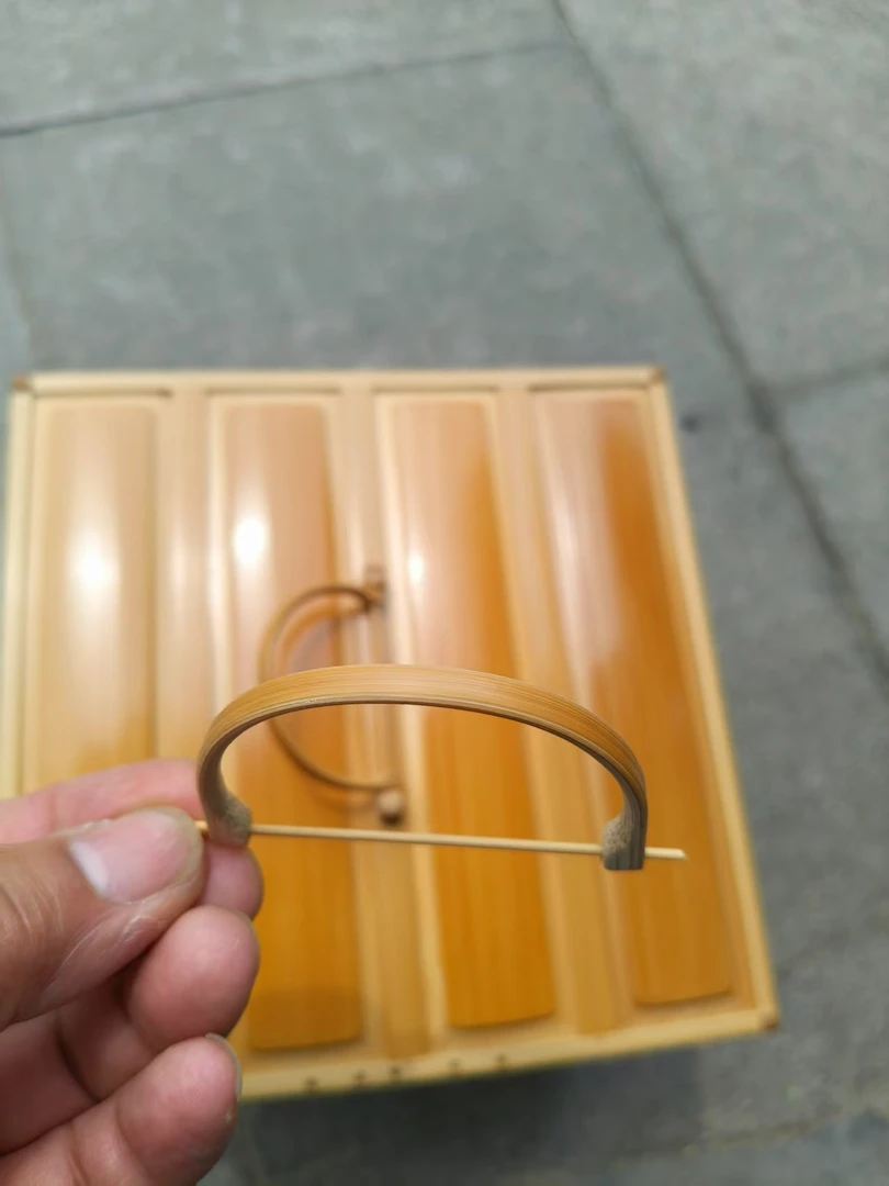 绣眼鸟笼用提环，两指按压住2边冒头，拉开中间丝条取下提环更换