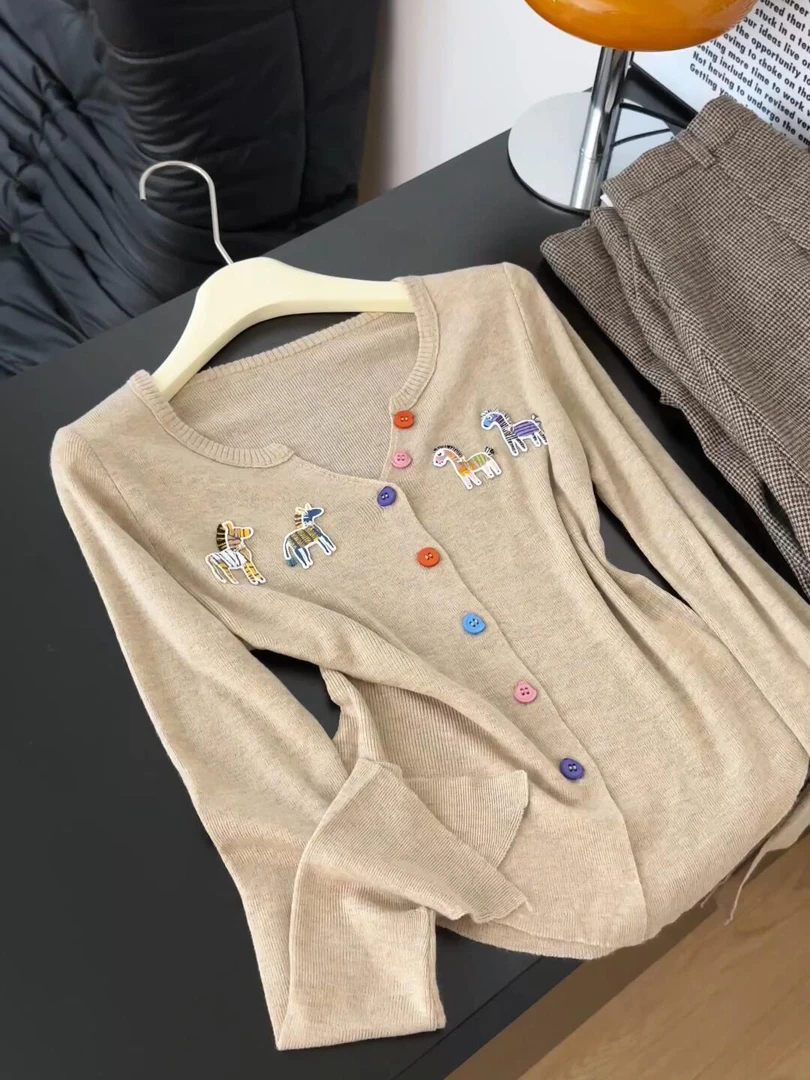 高级感复古卡其色减龄喇叭袖V领针织开衫秋季法式刺绣短款上衣潮