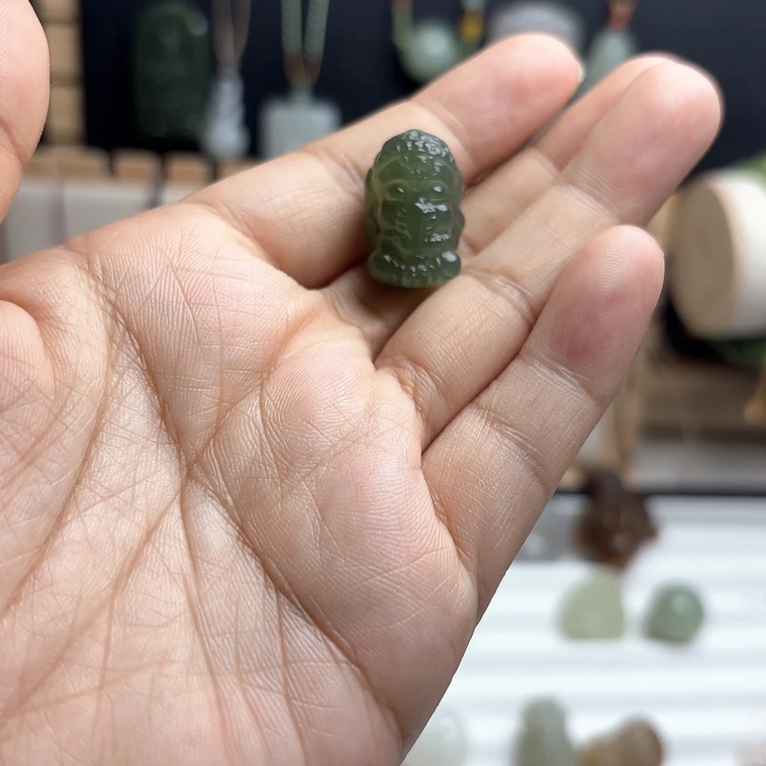 和田玉未镶嵌颈饰青***草