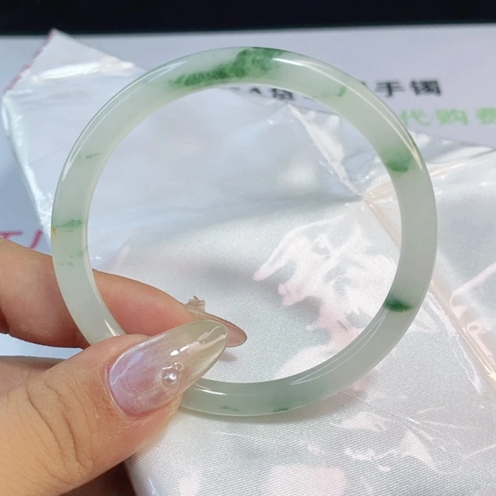 翡翠手镯未镶嵌55圈