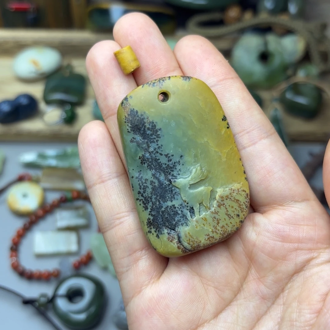 尘***梦透闪石质玉未镶嵌颈饰