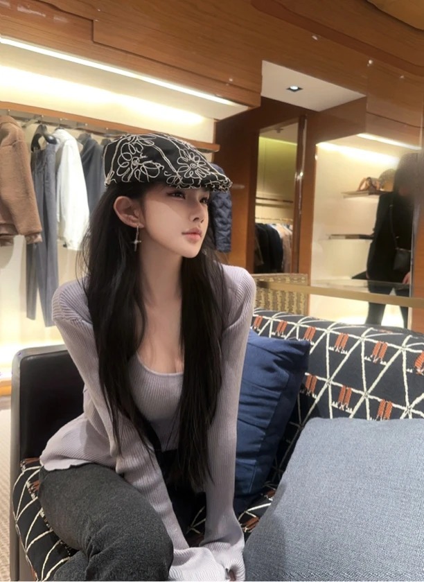 超时髦 黑色山茶花显脸小贝雷帽