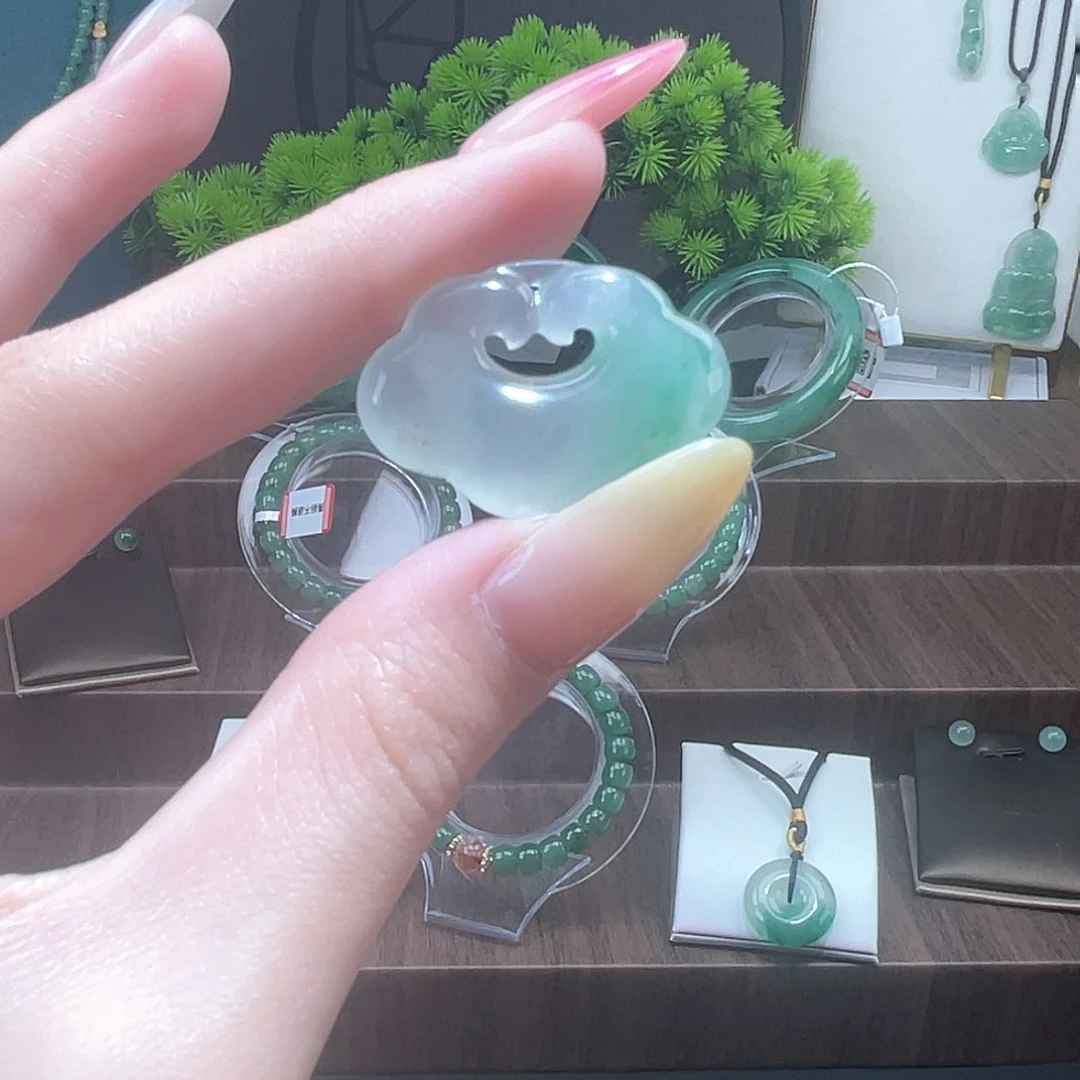 石英质玉（非洲翠）未镶嵌颈饰祥云锁