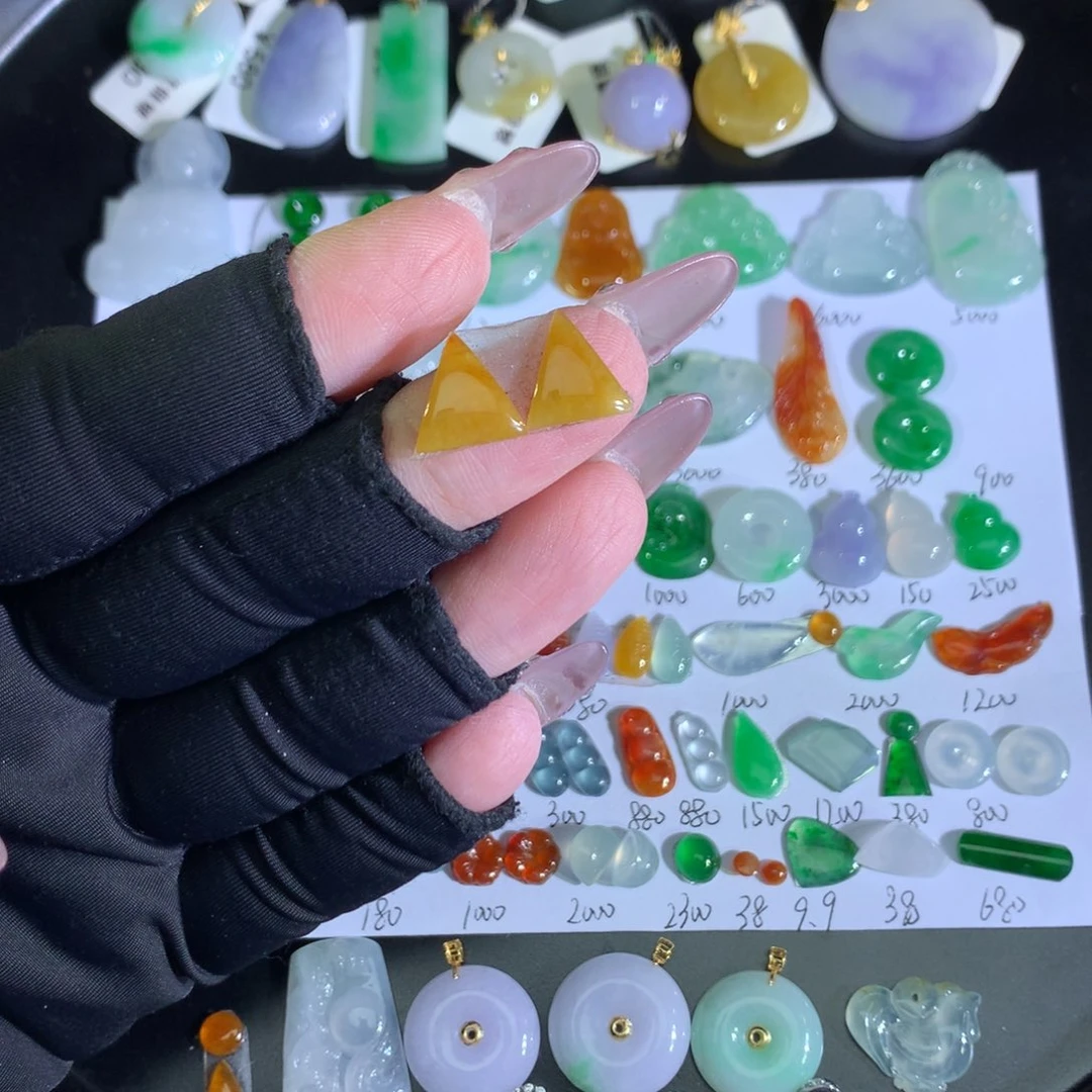 翡翠裸石未镶嵌黄三角
