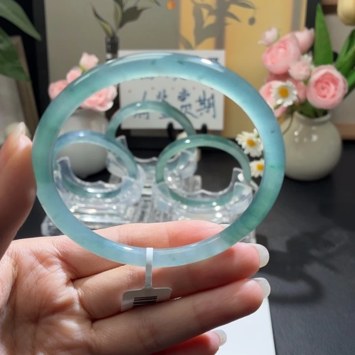 翡翠未镶嵌手镯高冰蓝