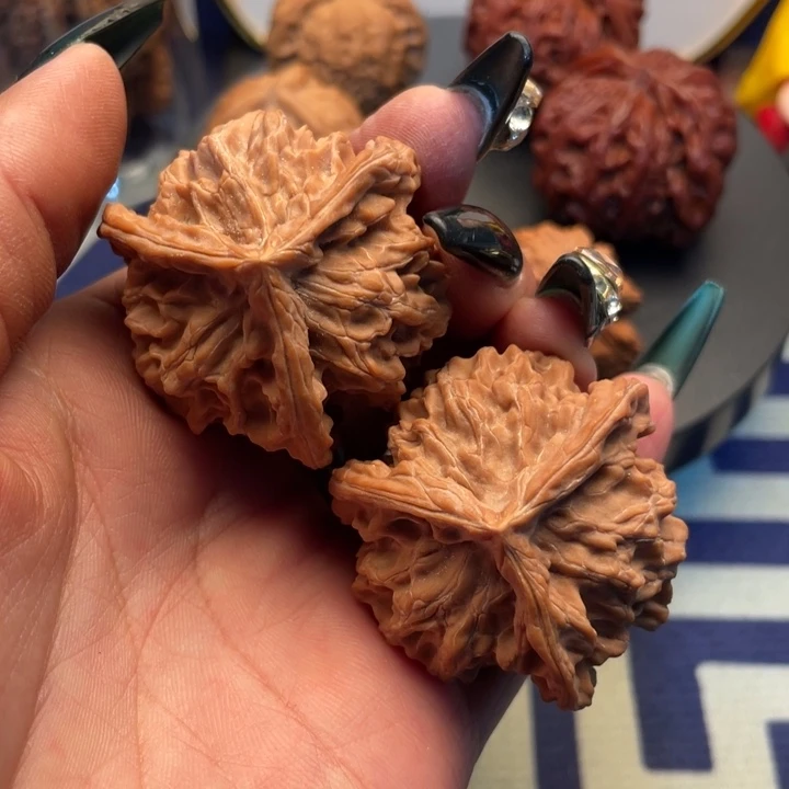 淮***银文玩核桃把件盘山奔