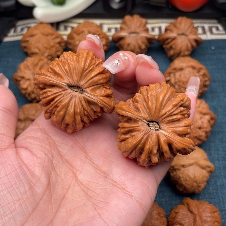 把件文玩核桃45红皮山地楼。