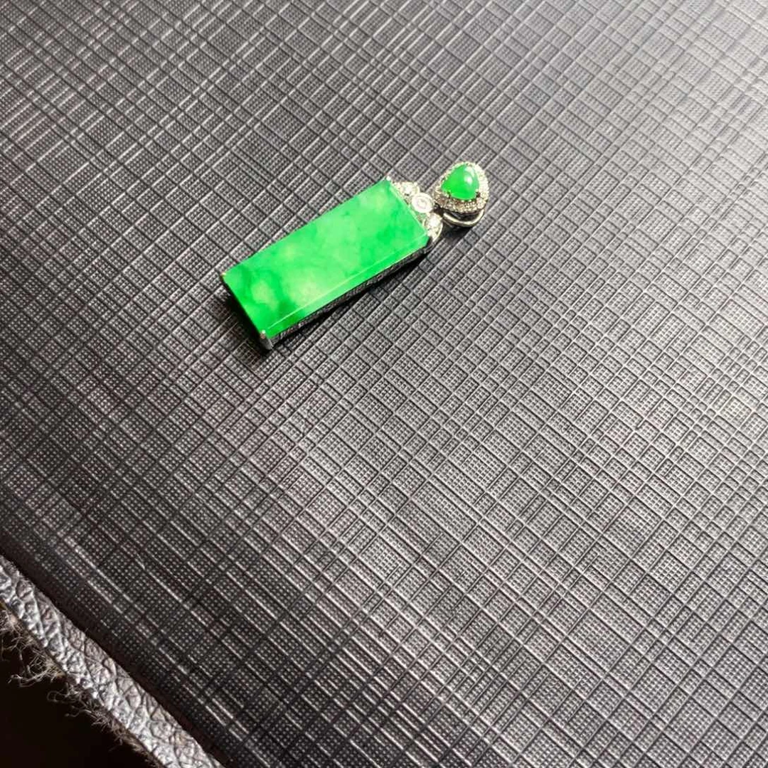 颈饰18K金镶嵌翡翠翡翠