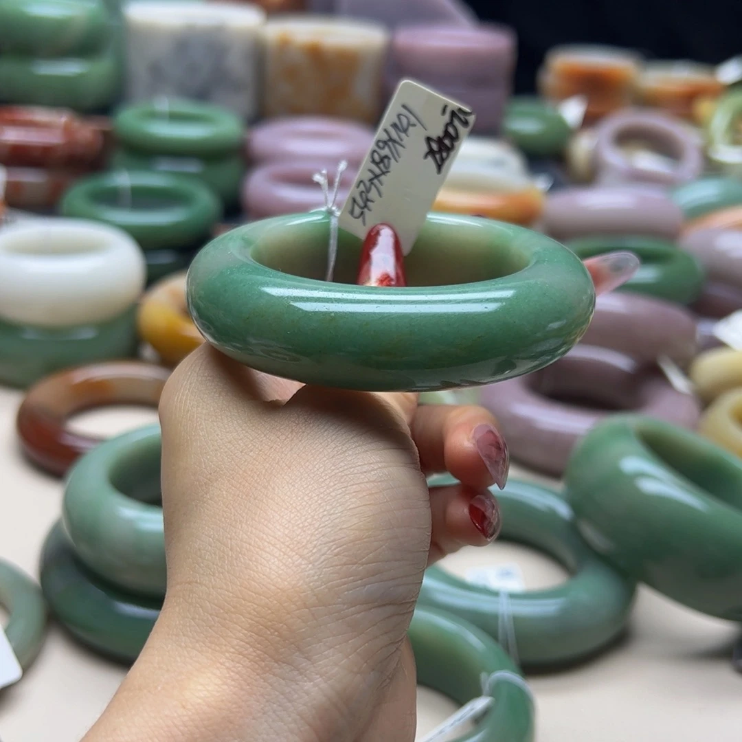 松***遥石英质玉未镶嵌手镯