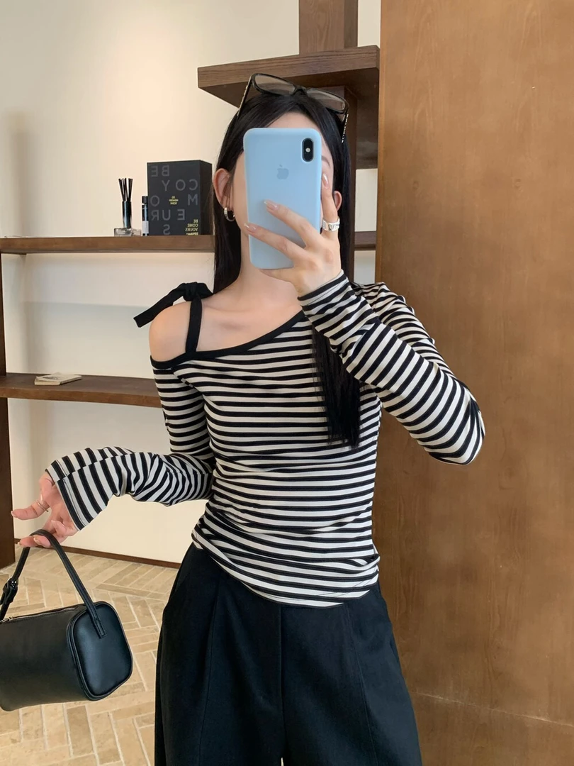 2025秋季新款设计感斜领露肩绑带修身条纹长袖打底T恤显瘦上衣