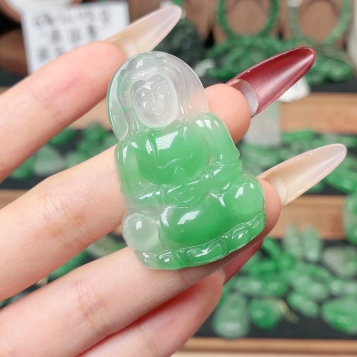 大***哆石英质玉（非洲翠）未镶嵌颈饰
