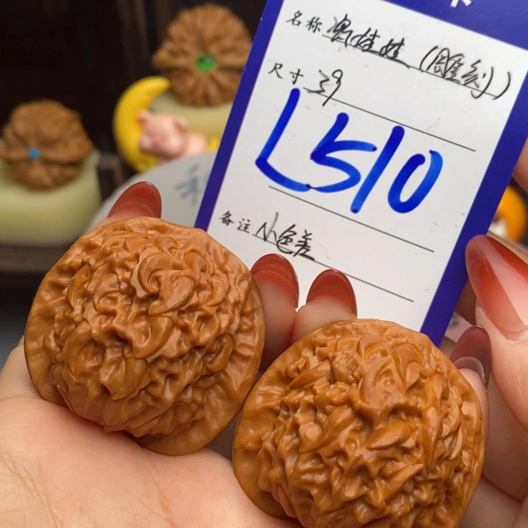 文玩核桃吊坠雕刻瓷娃娃