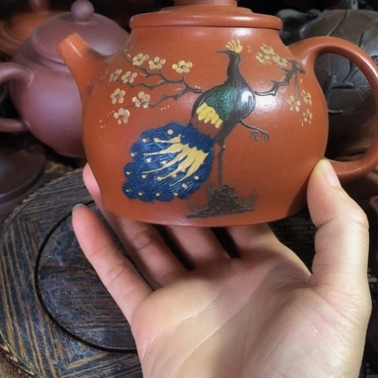 茶壶紫砂原矿泥料手工制作的紫砂壶。