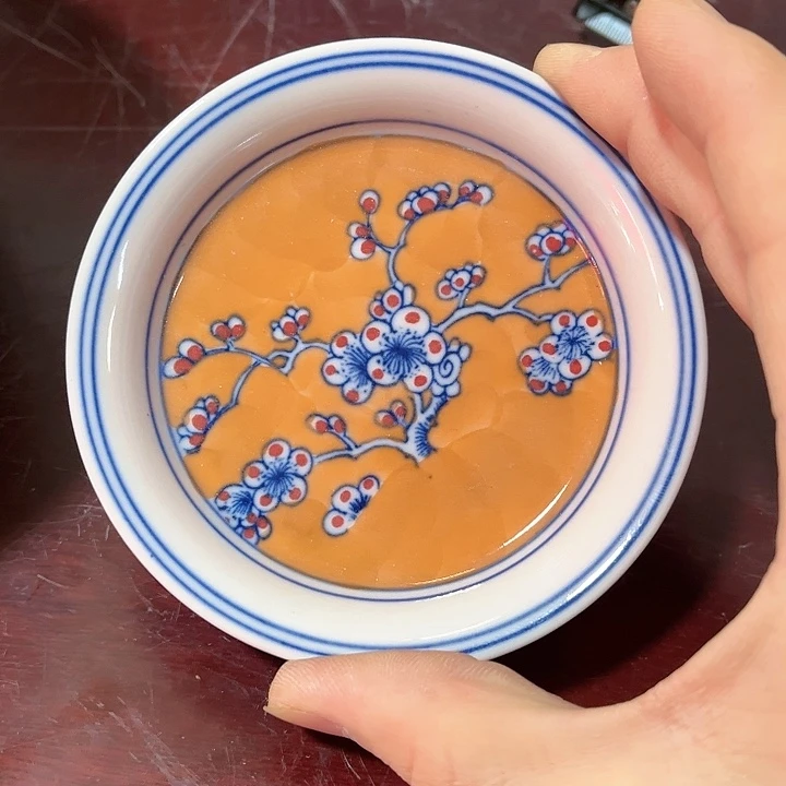 瓷片///////直径10厘米。红。