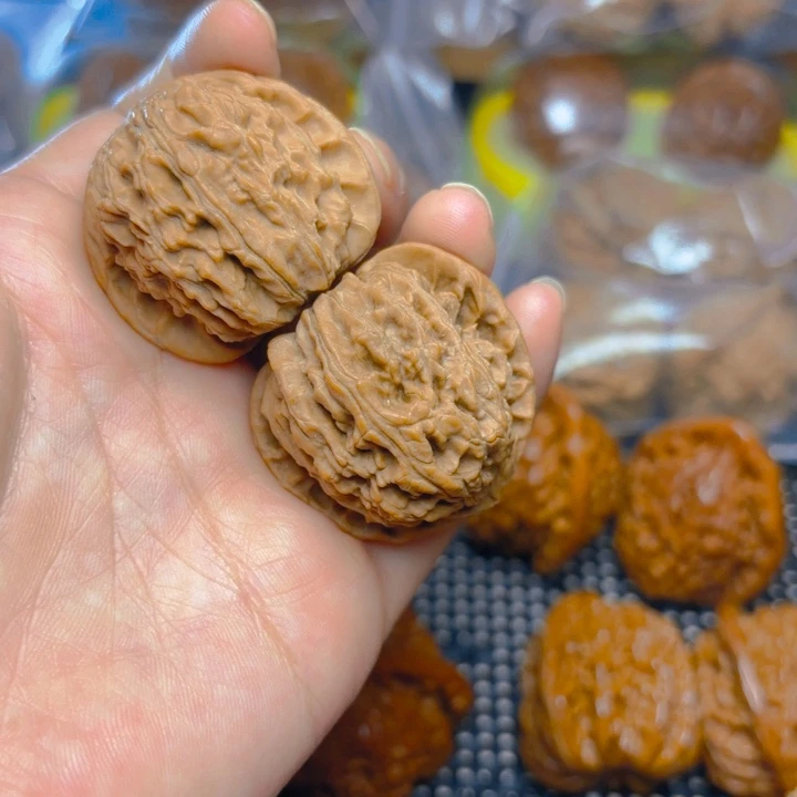文玩核桃吊坠白狮子