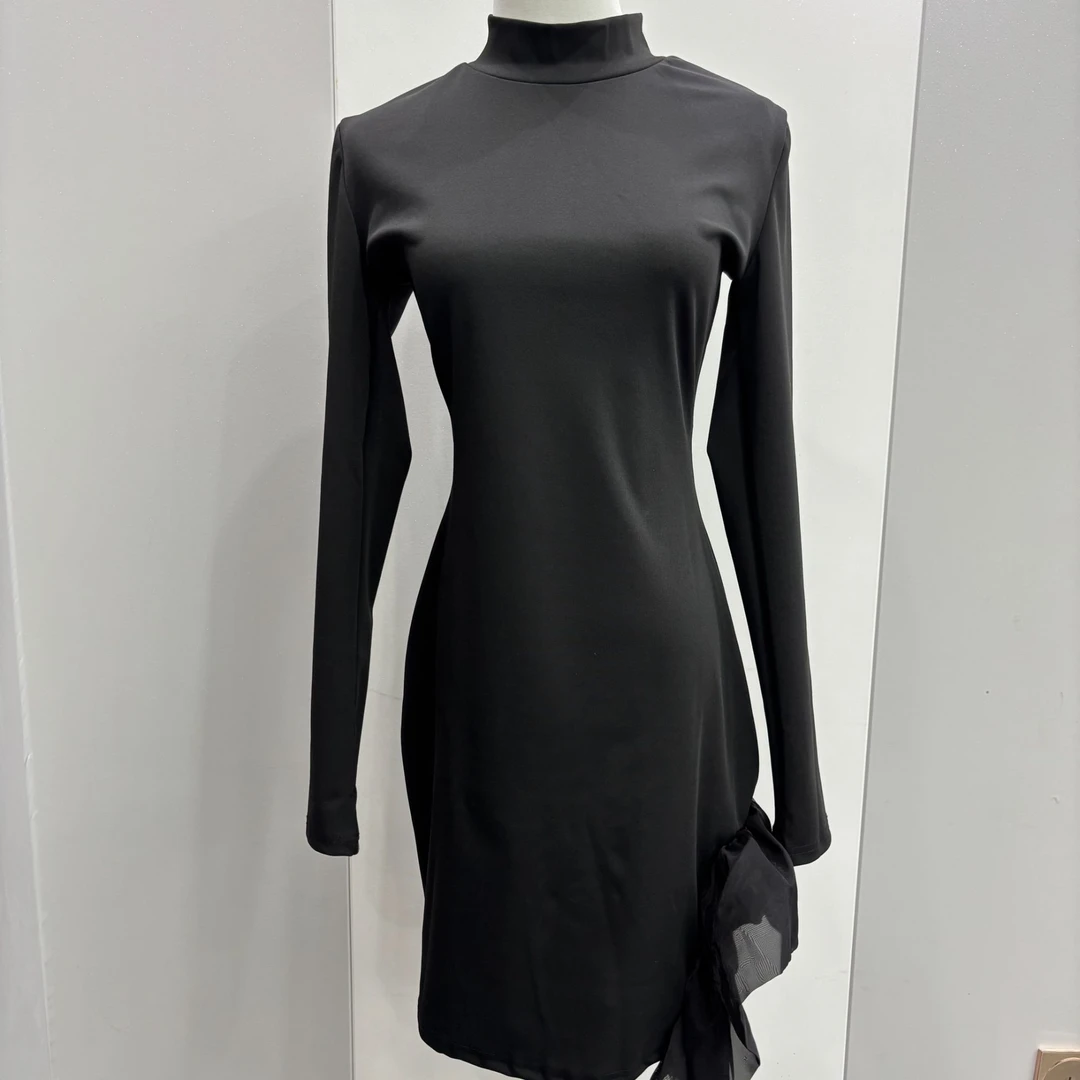 红黑泡泡短裙时尚