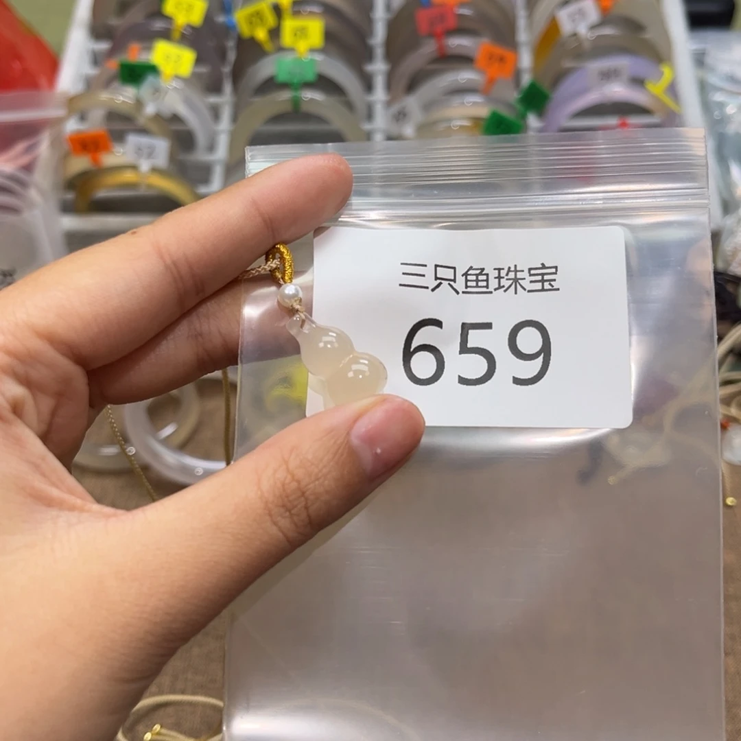 玛瑙/玉髓颈饰未镶嵌来****?