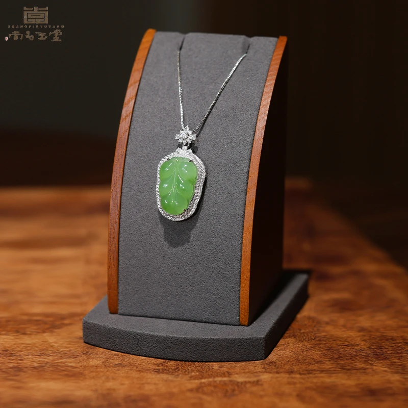 尚品玉堂【专注品质】新疆和田玉苹果绿白金镶钻叶子吊坠首饰171