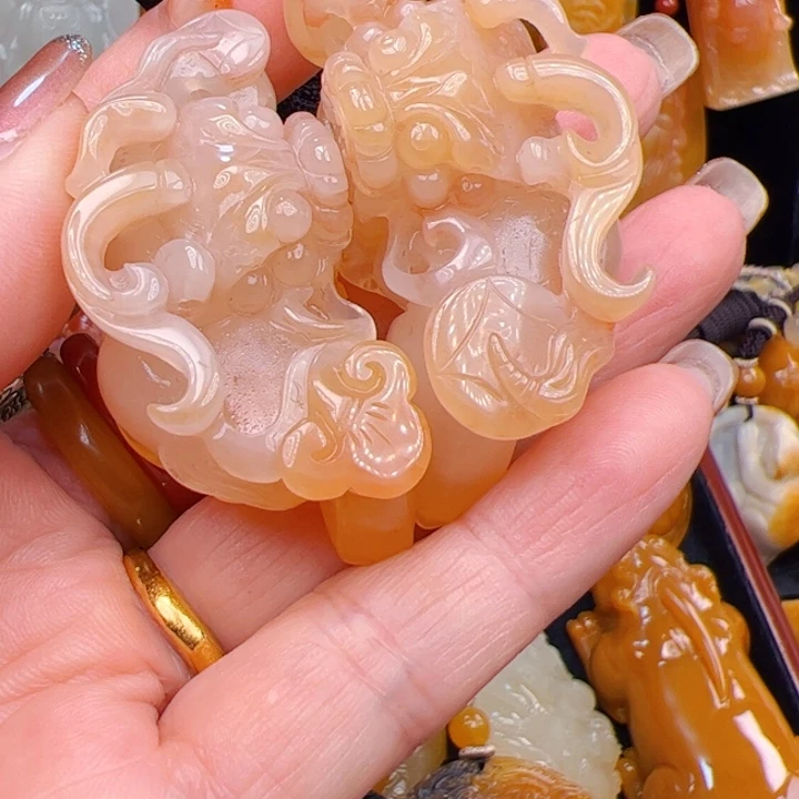 石英质玉（黄龙玉）合金颈饰