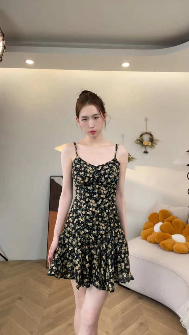 新款时尚洋气百搭女装2025夏季新款碎花连衣裙温婉风衣服吊带长裙