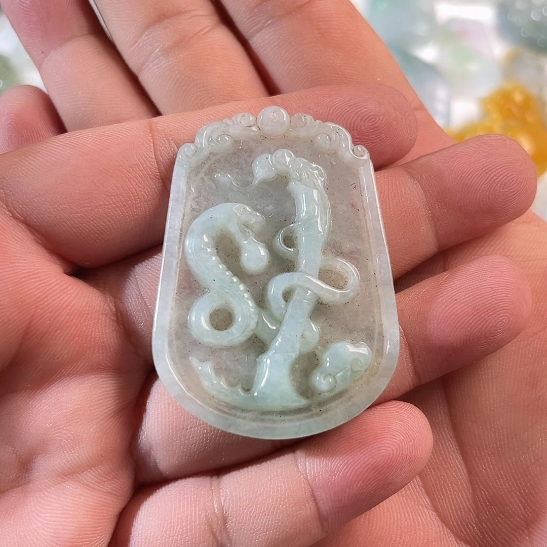 贫***人颈饰未镶嵌翡翠天然