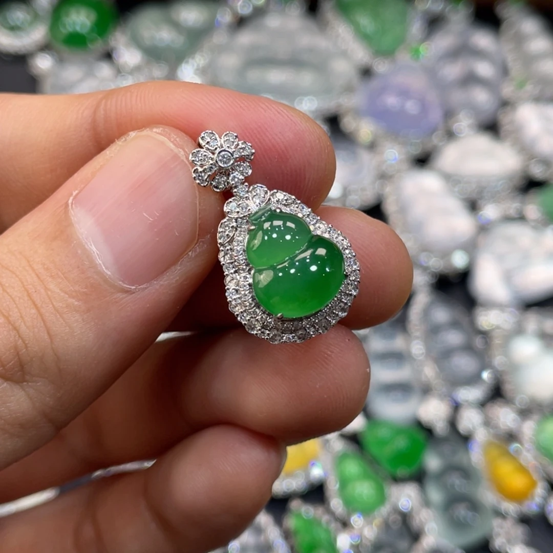 翡翠18K金镶嵌颈饰葫芦