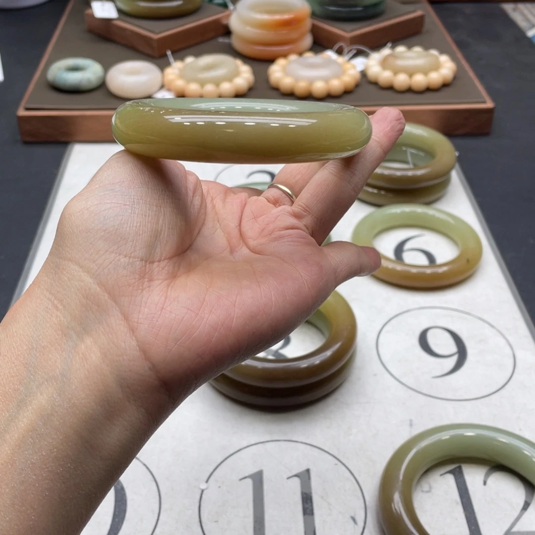 草***原石英岩玉未镶嵌手镯