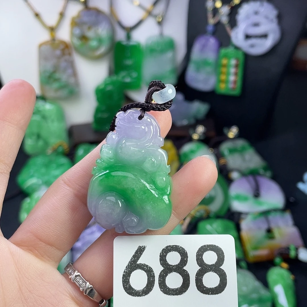 翡翠未镶嵌吊坠(赠链)