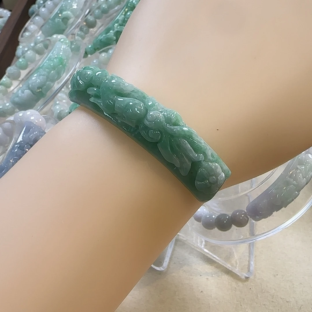 翡翠未镶嵌颈饰手牌