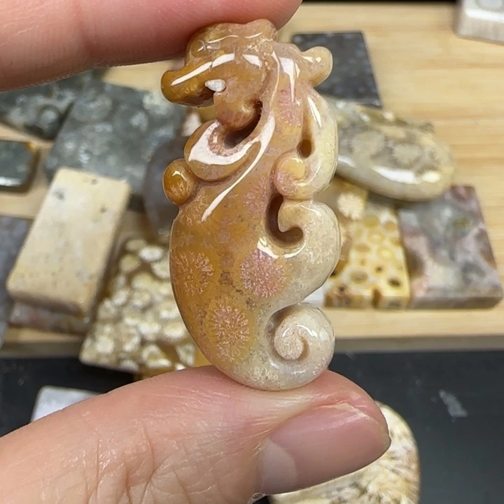 硅化玉合金颈饰俏色龙雕刻