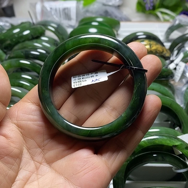 林***桃和田玉（碧玉）手镯未镶嵌正圈辣绿55口径有瑕
