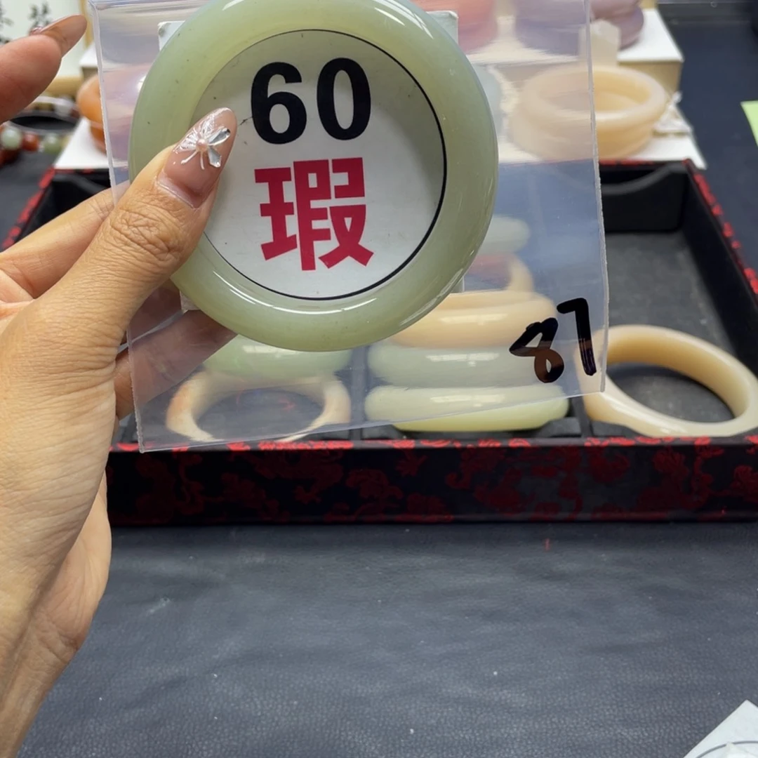 未镶嵌手镯石英岩玉