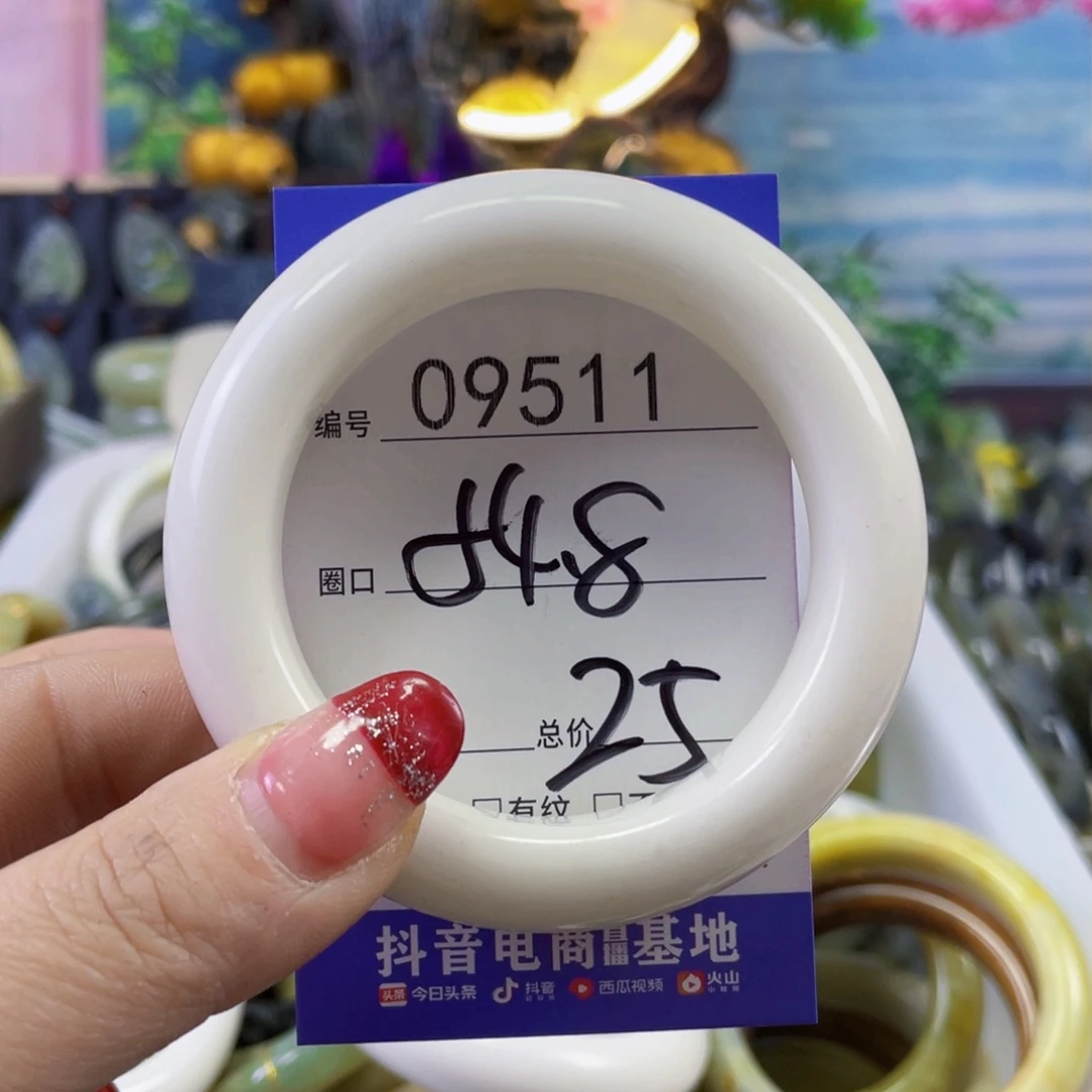 石英质玉手镯未镶嵌?